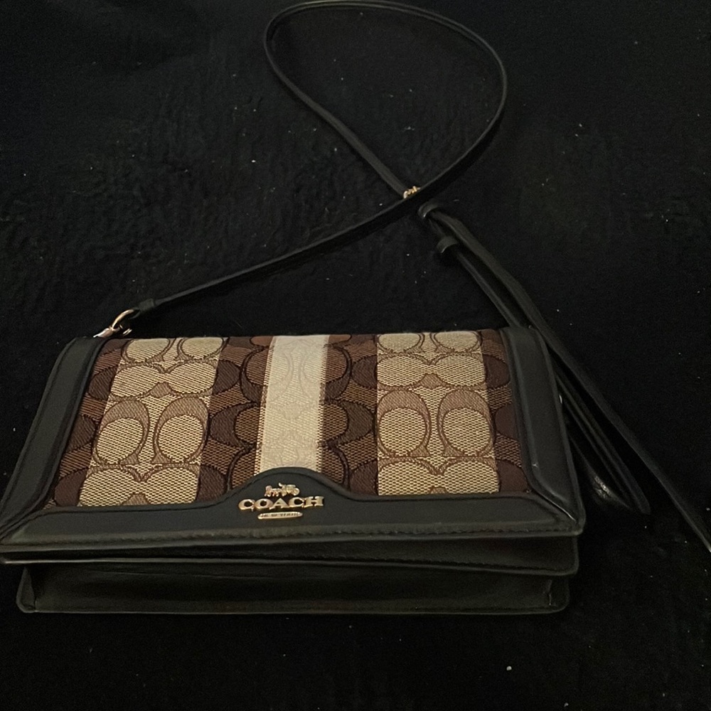 8 credit card slots.
strap with 23" drop for shoulder or crossbody wear